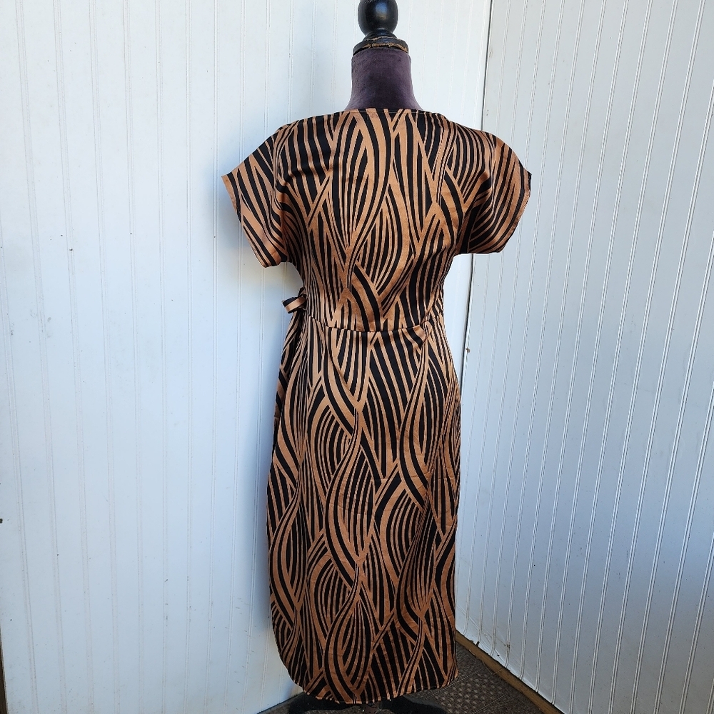 Joie De Vivre Womens Wrap Satin Dress Geo Print Tan Black Short Sleeve Sz M - Picture 7 of 15